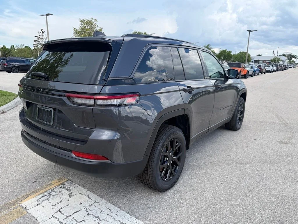New 2026 Baltic Gray Metallic Clear-Coat Exterior Paint Jeep Laredo Altitude image 4