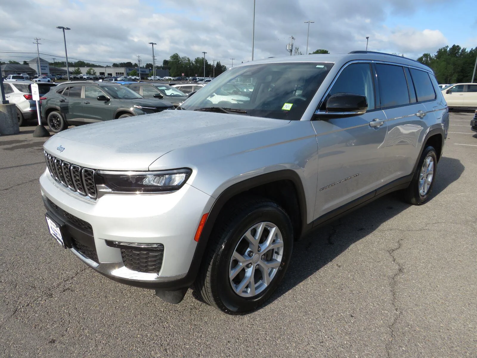 Used 2023 Silver Zynith Jeep Limited image 13
