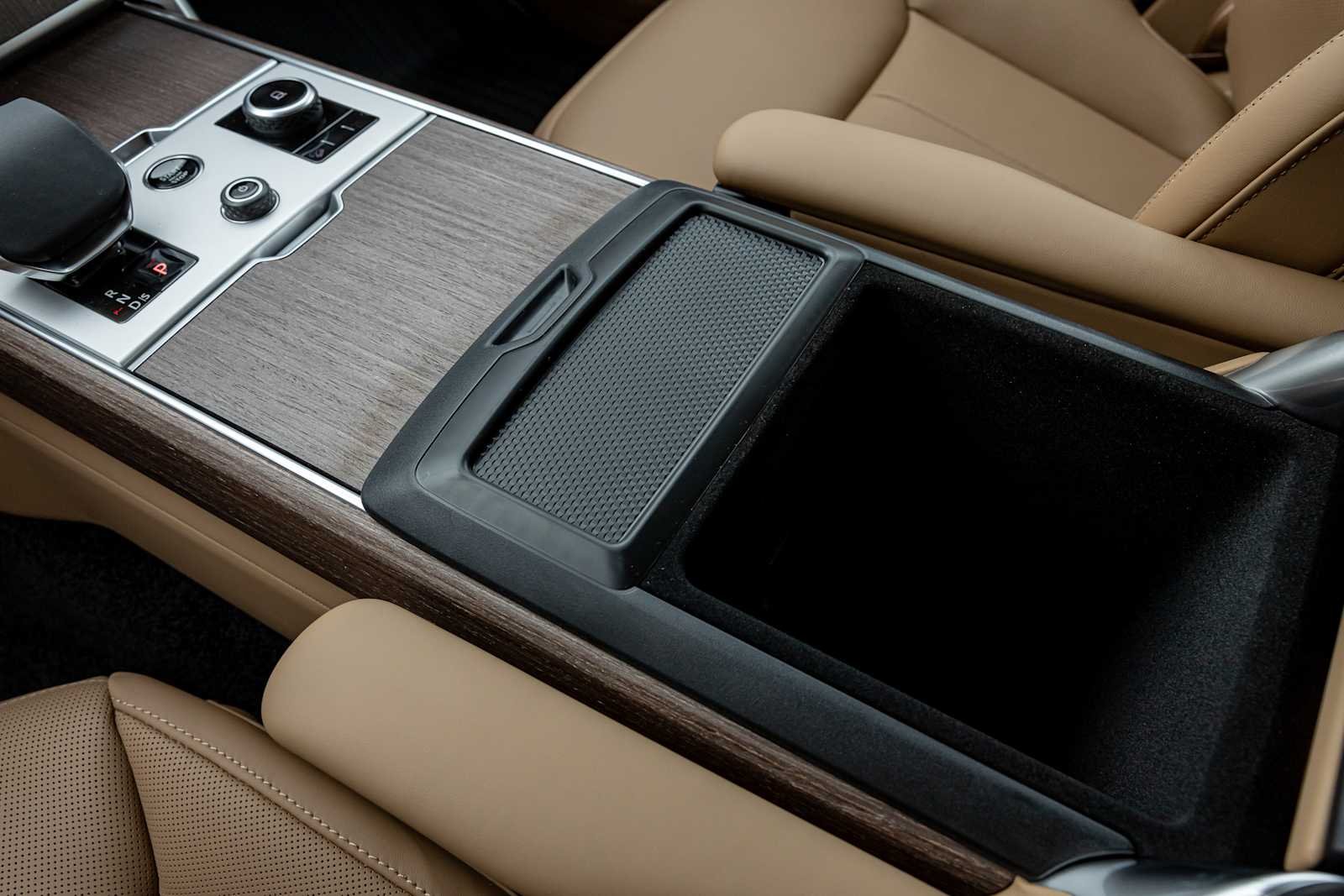 New 2027 Santorini Black Land Rover SE image 23