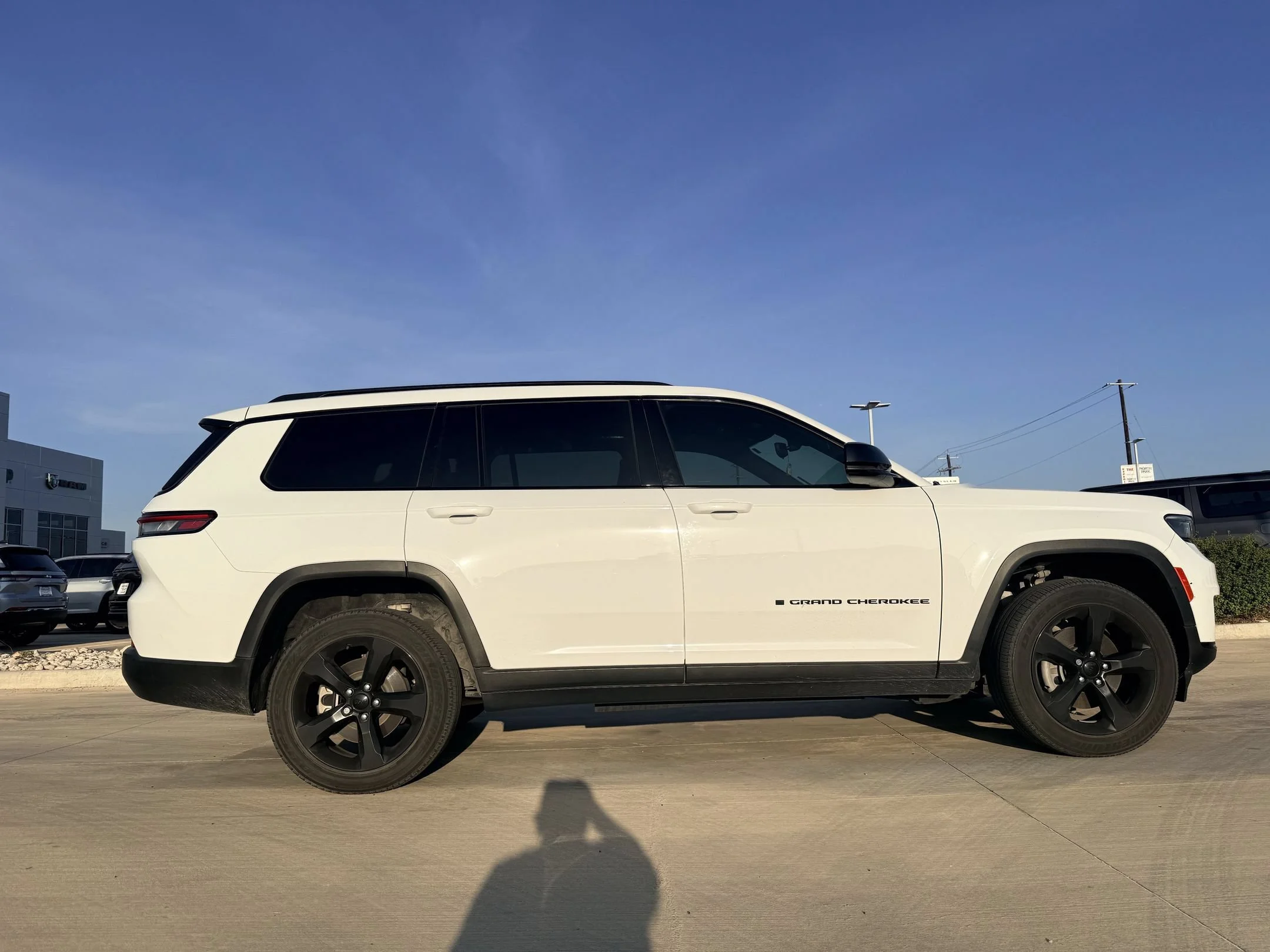 Used 2023 White Jeep Altitude image 3