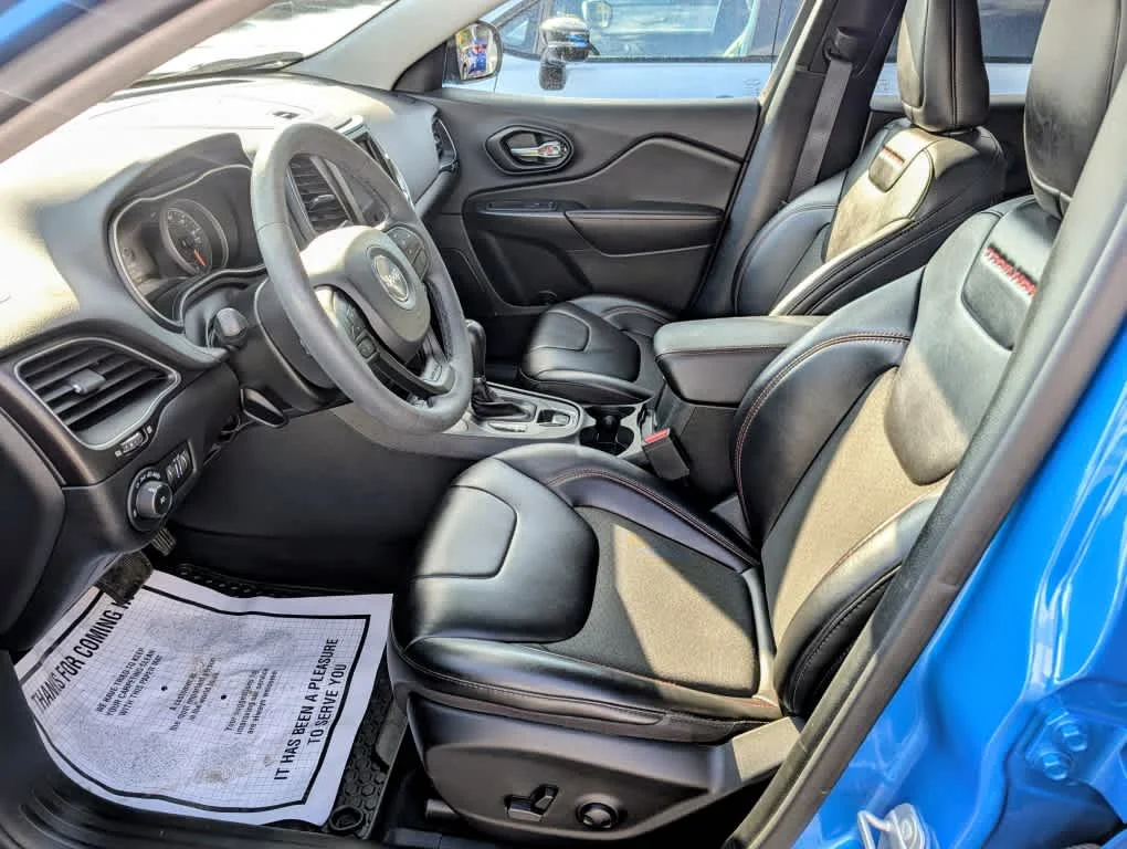 Used 2022 Hydro Blue Pearl Coat Jeep Trailhawk image 10