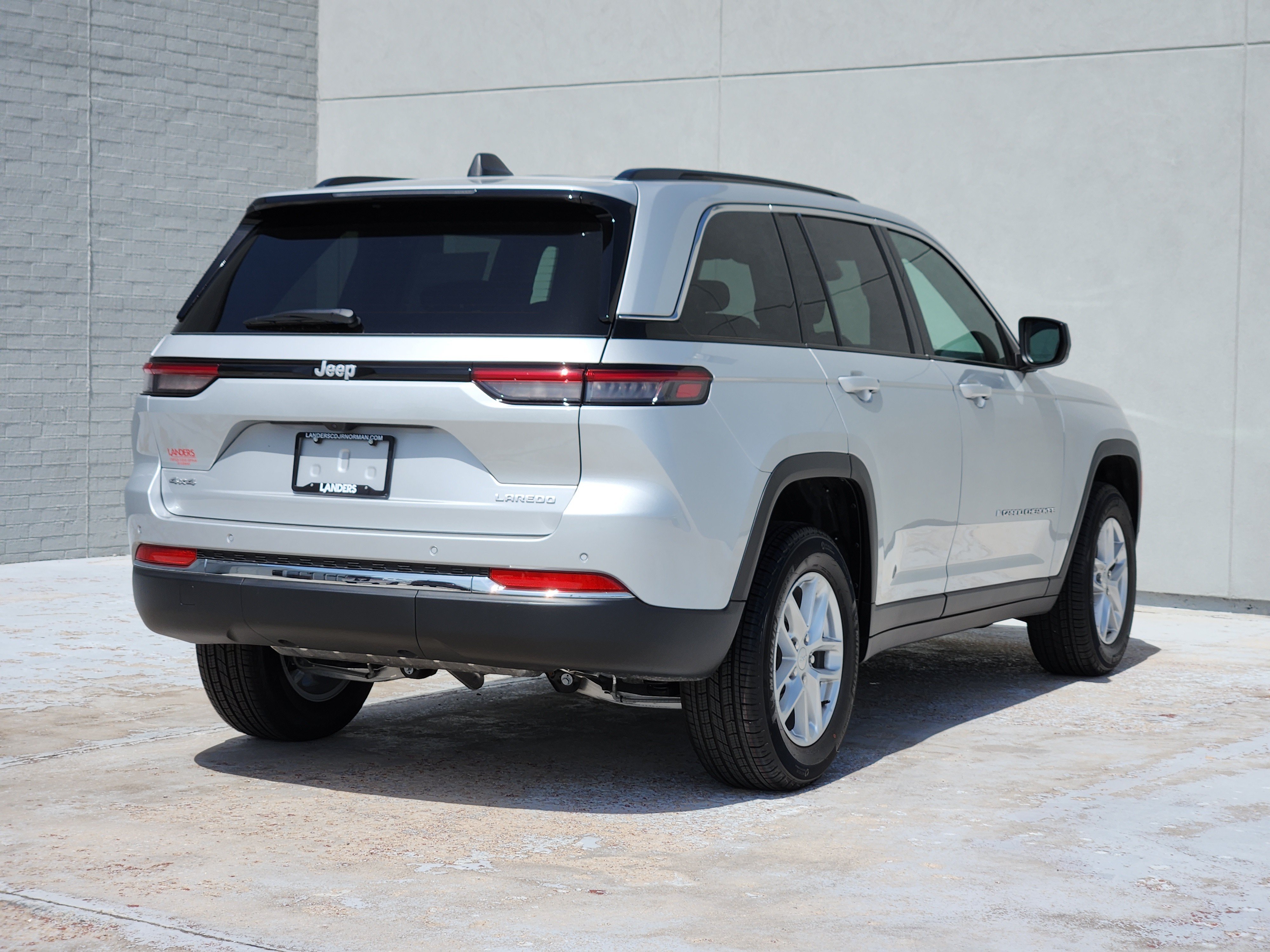 New 2026 Silver Zynith Exterior Paint Jeep Laredo X image 4