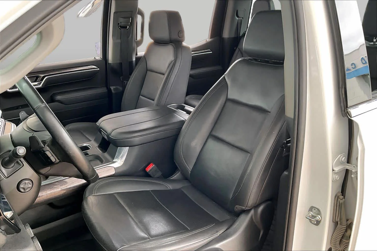 Used 2025 Summit White Chevrolet LTZ image 6