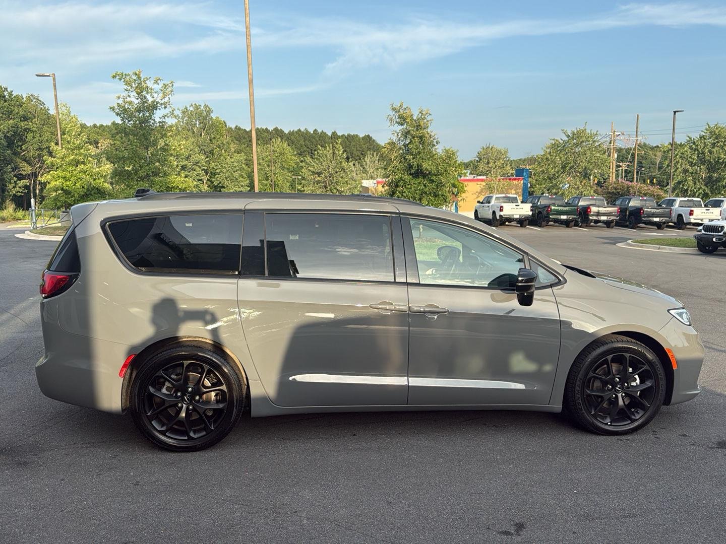Used 2025 Ceramic Gray Clearcoat Chrysler Limited image 4