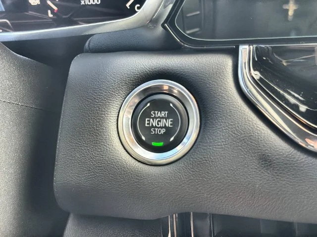 Used 2025 Summit White GMC Elevation image 16