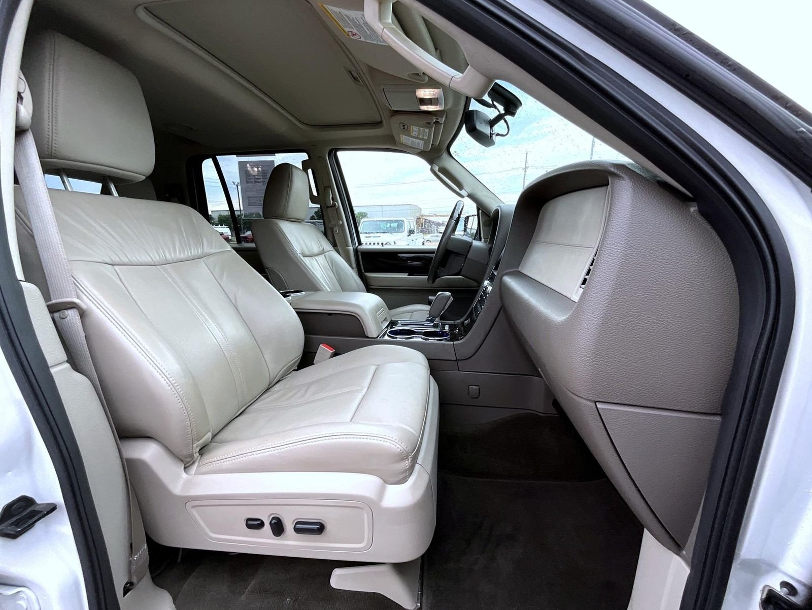 Used 2016 White Lincoln Select image 16