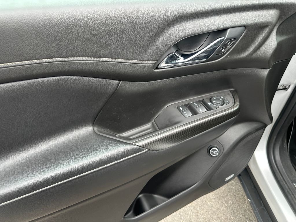 Used 2020 Silver GMC SLT image 16