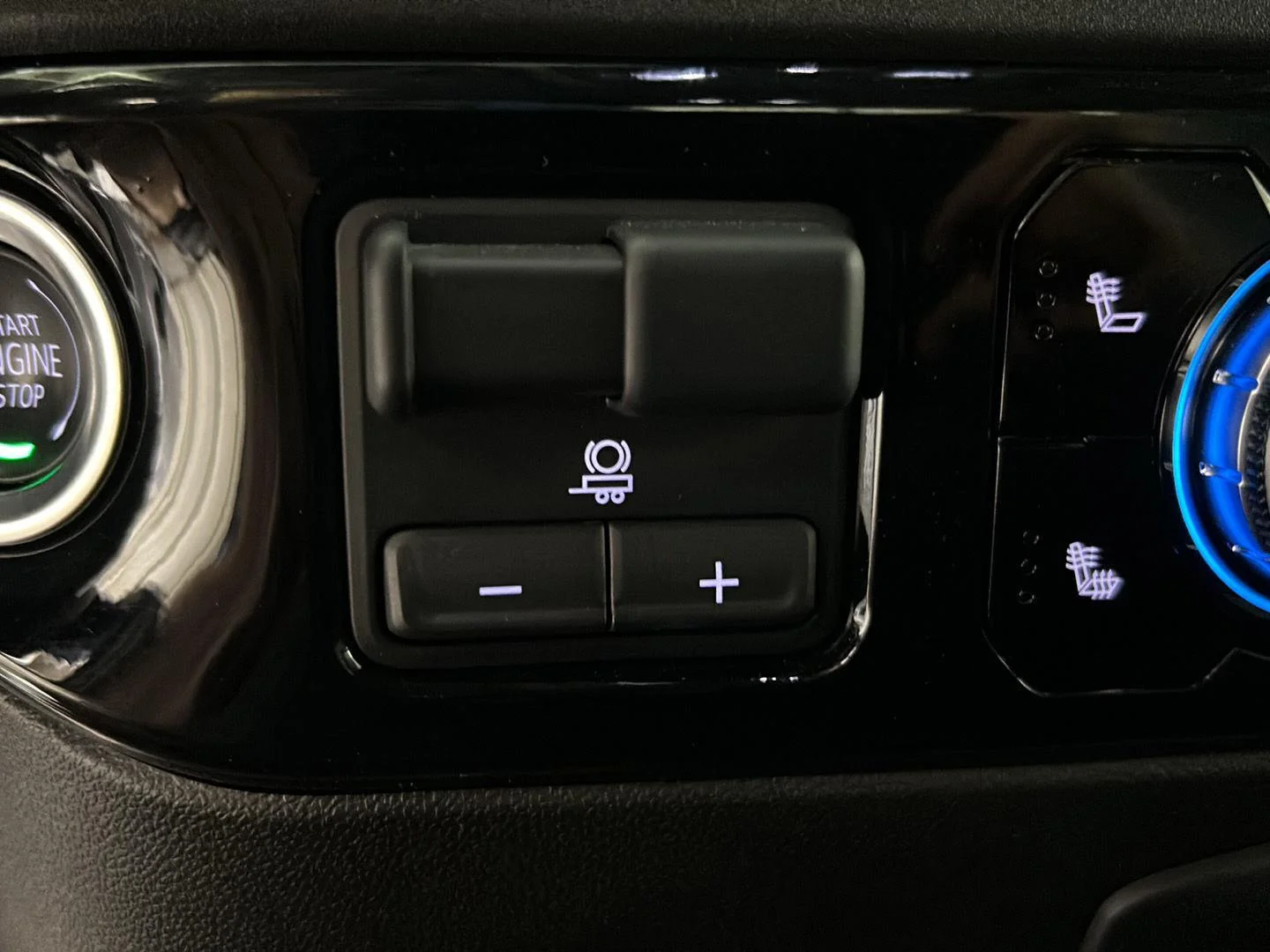 Used 2025 Sterling Metallic GMC SLE image 26