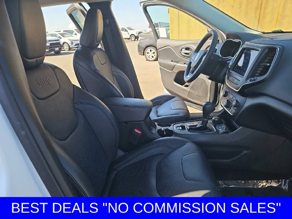 Used 2021 Bright White Clearcoat Jeep Latitude Lux image 10