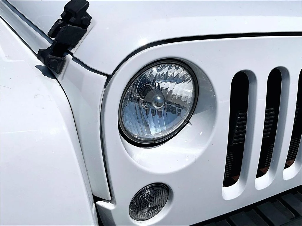 Used 2015 White Jeep Unlimited Sahara image 30