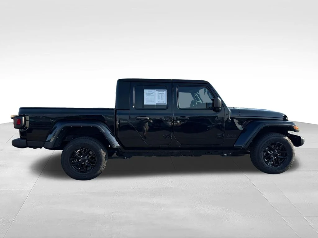 Used 2022 Black Jeep Altitude image 30