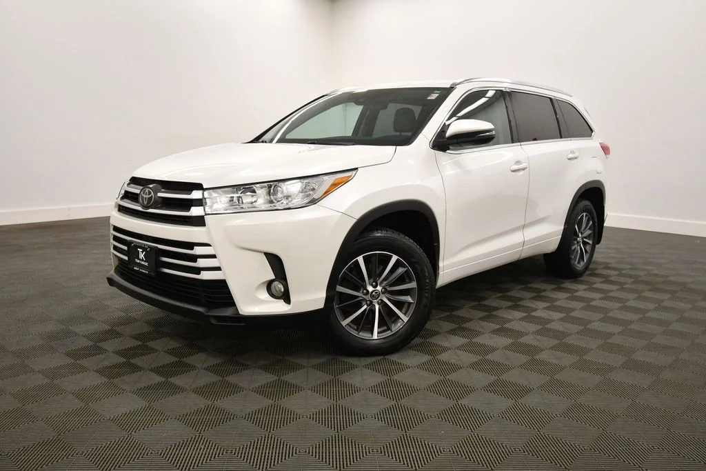 Used 2018 Toyota Highlander XLE with VIN 5TDJZRFH8JS848816 for sale in Rochester, Minnesota