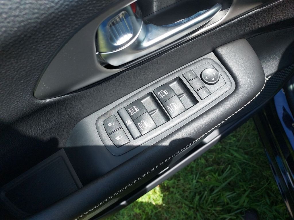 New 2027 Diamond Black Crystal Pearl-Coat Exterior Paint Chrysler LX image 19