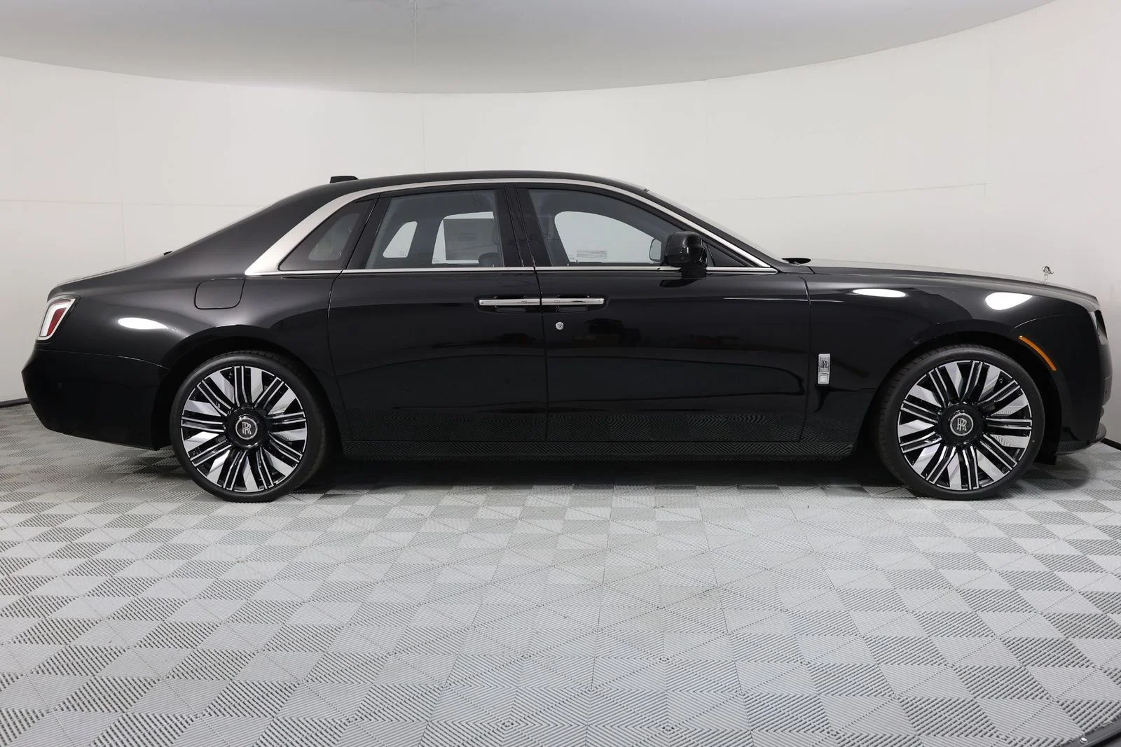 New 2026 Black Diamond Rolls-Royce  image 8