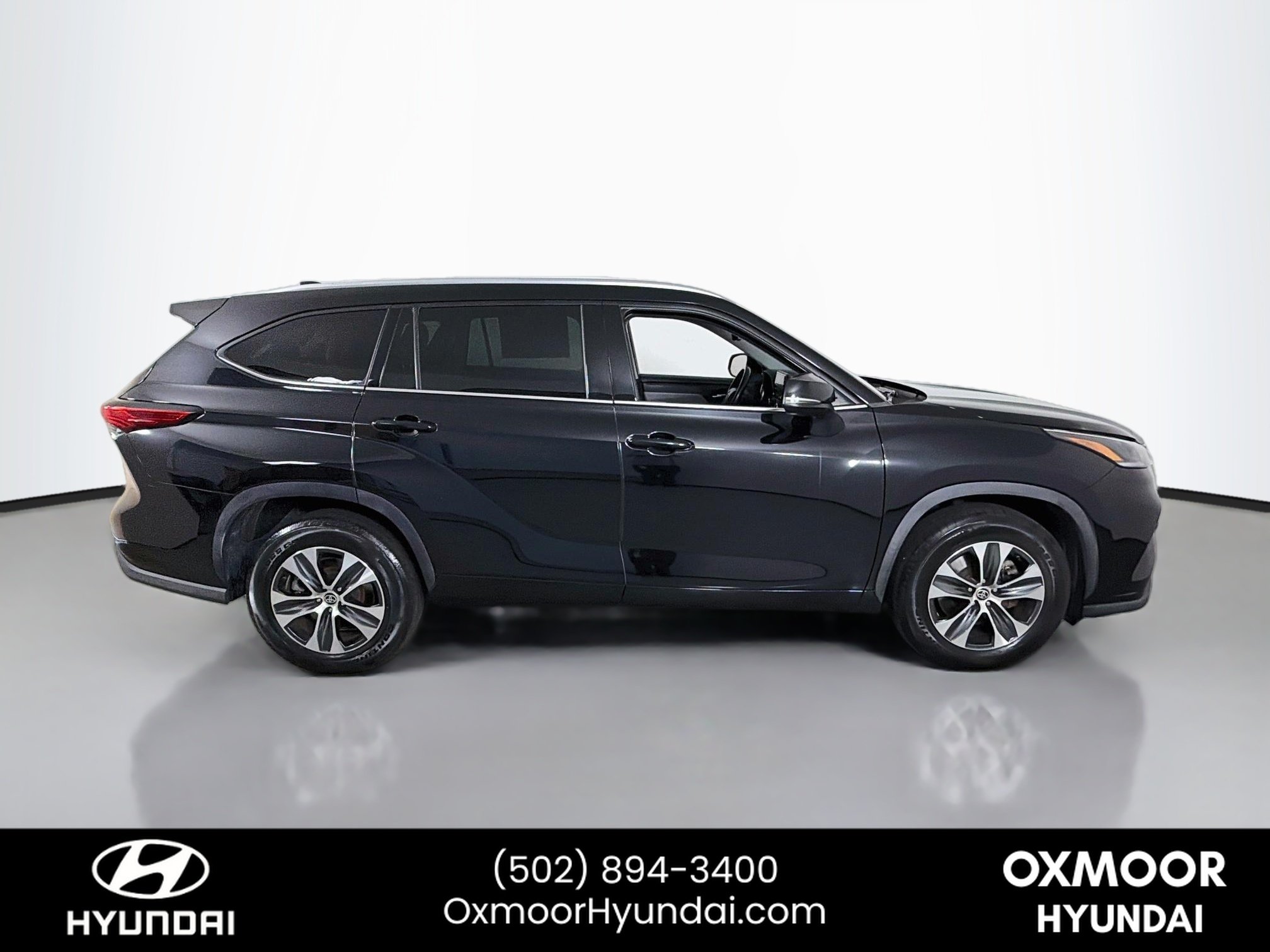 Used 2021 Midnight Black Metallic Toyota XLE image 8