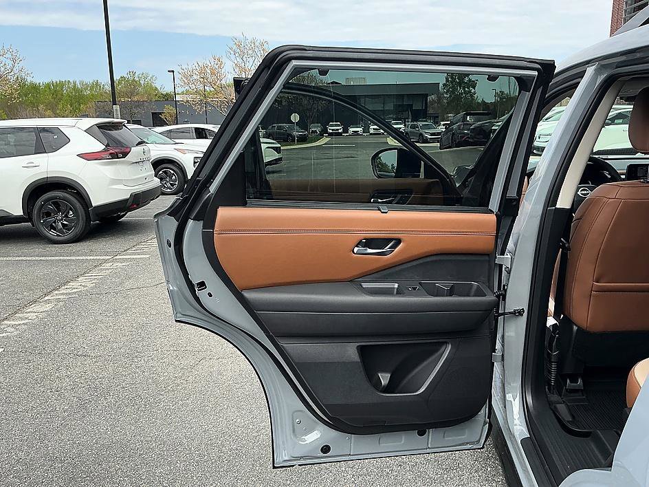 New 2026 Boulder Gray Pearl/Super Black Nissan Platinum image 21