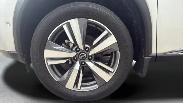 Used 2023 Brilliant Silver Metallic Nissan Platinum image 27