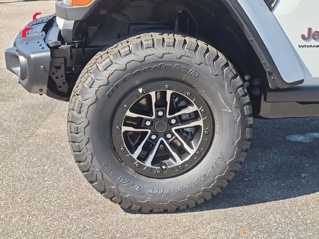 New 2027 White/off-white Jeep Rubicon X image 11