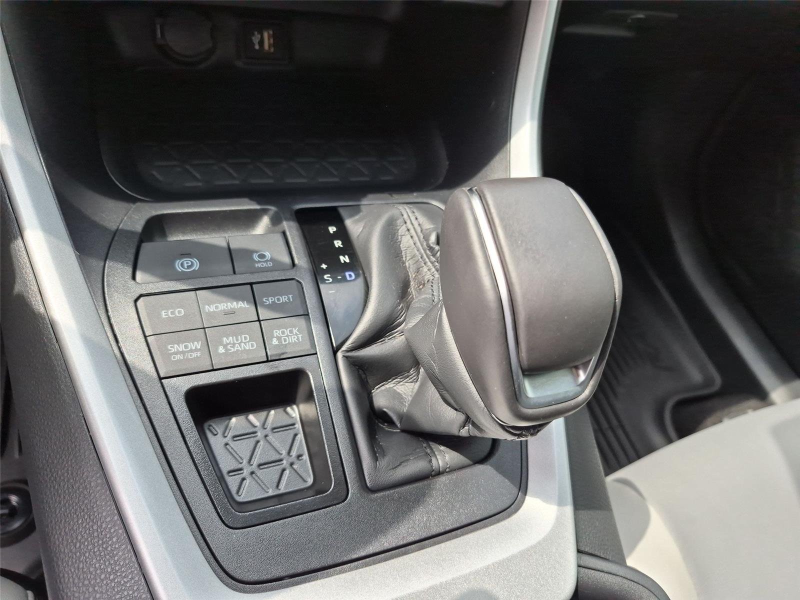 Used 2025 Silver Sky Metallic Toyota XLE Premium image 27