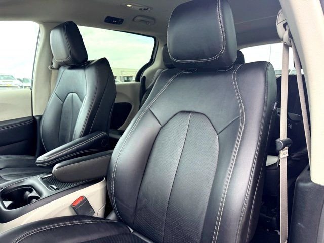Used 2024 White Chrysler Select image 14
