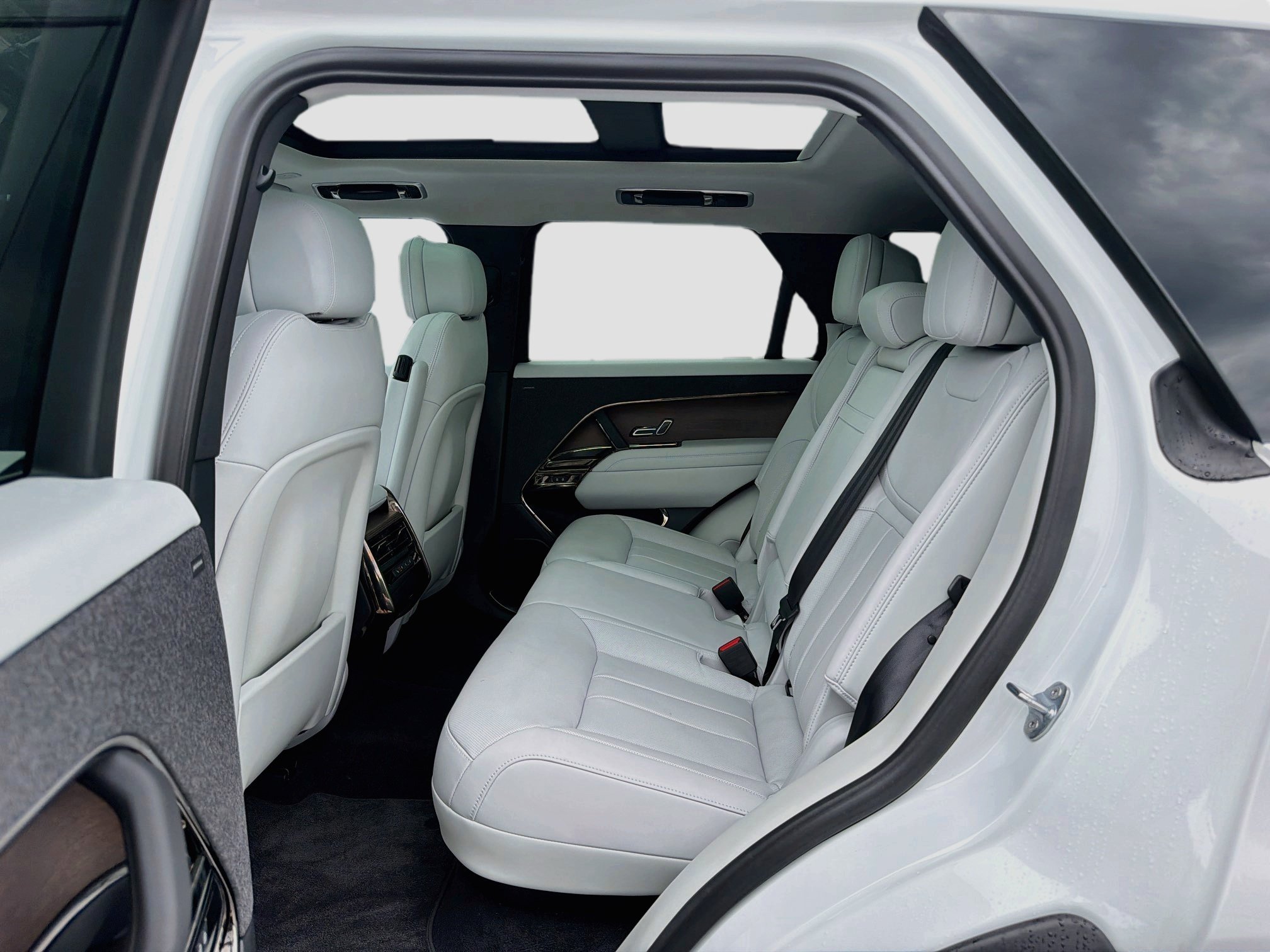 Used 2023 White Land Rover SE image 22