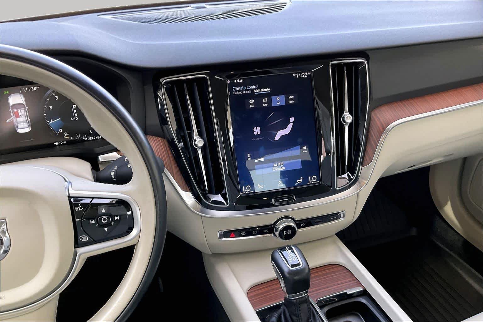 Pre-Owned 2019 Volvo S60 Momentum