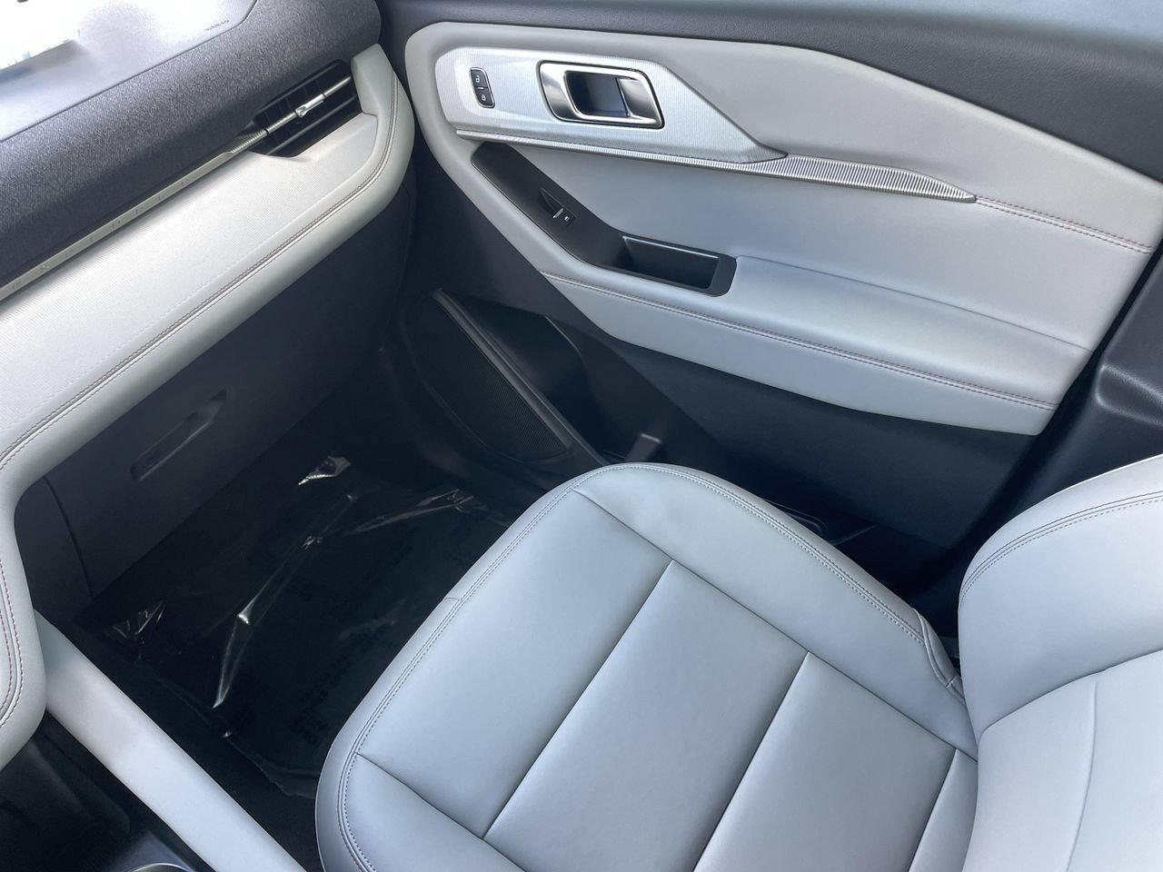 New 2026 Star White Metallic Tri-Coat Ford Active image 14