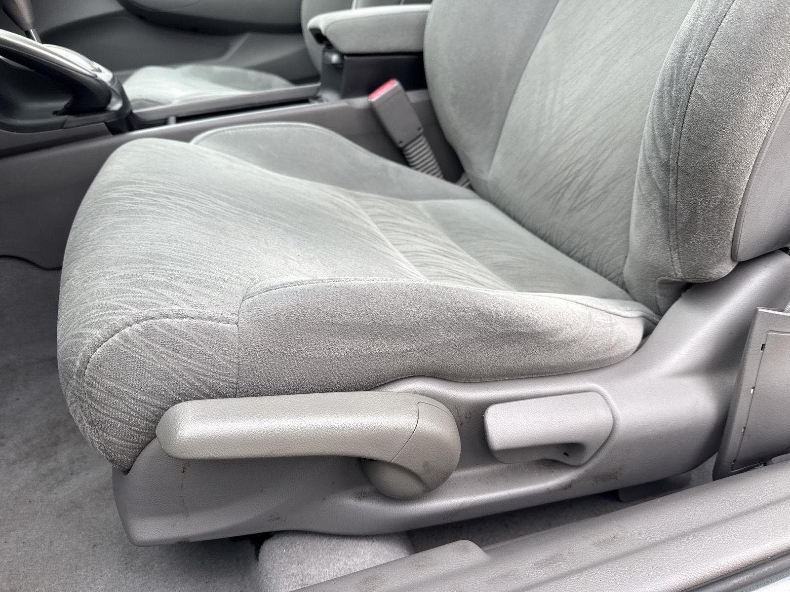 Used 2008 Alabaster Silver Metallic Honda LX image 17