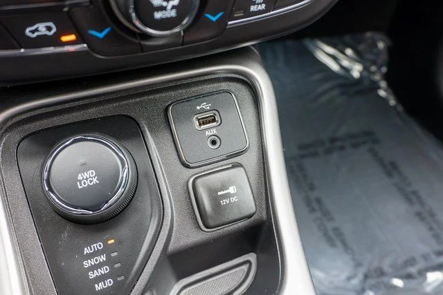 Used 2019 Black Jeep Latitude image 27