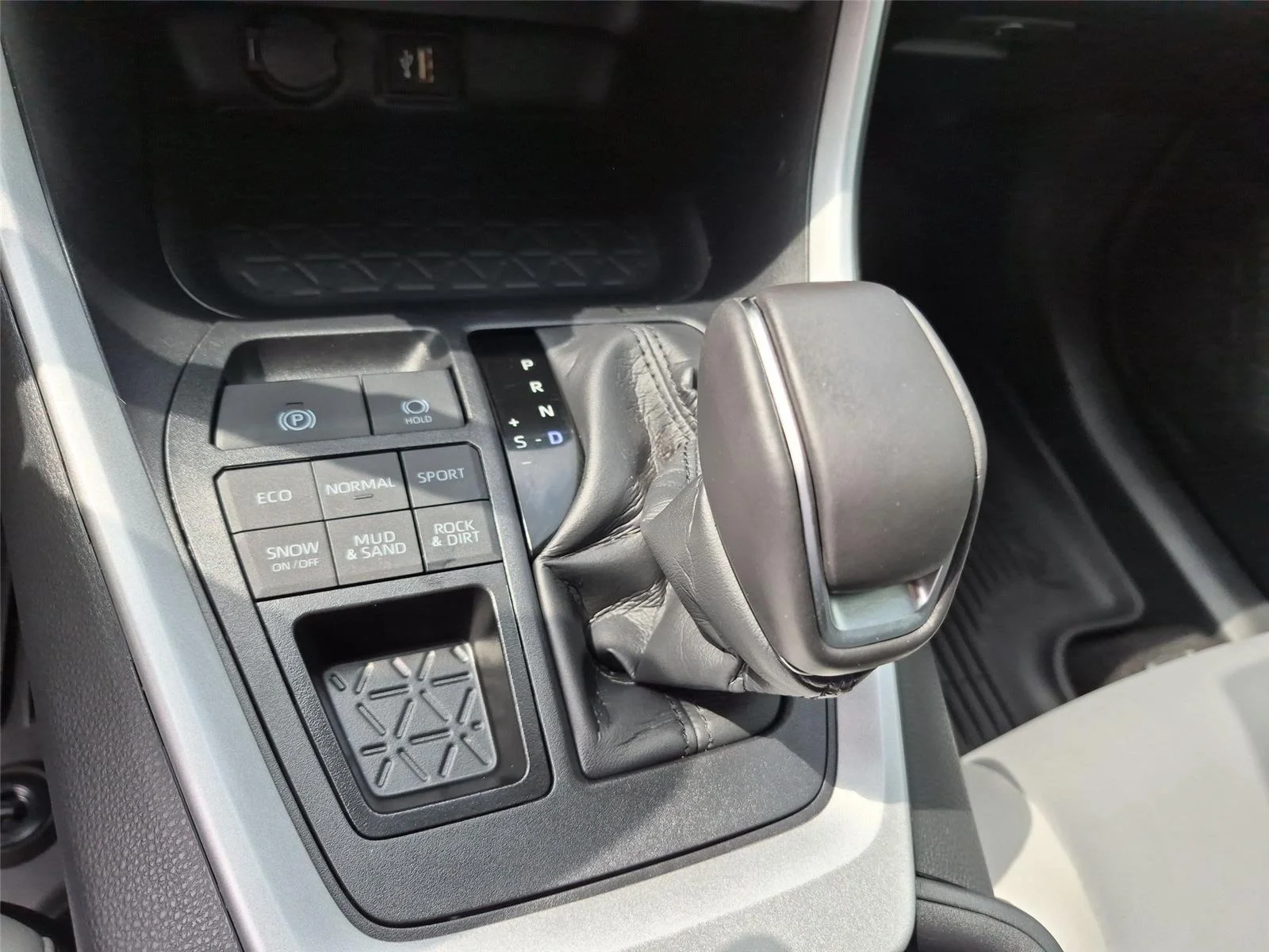 Used 2025 Silver Sky Metallic Toyota XLE Premium image 27