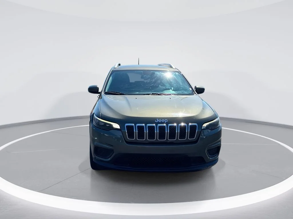 Used 2020 Green Jeep Latitude image 3