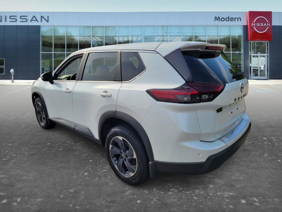 Used 2025 Everest White Pearl Nissan SV image 7