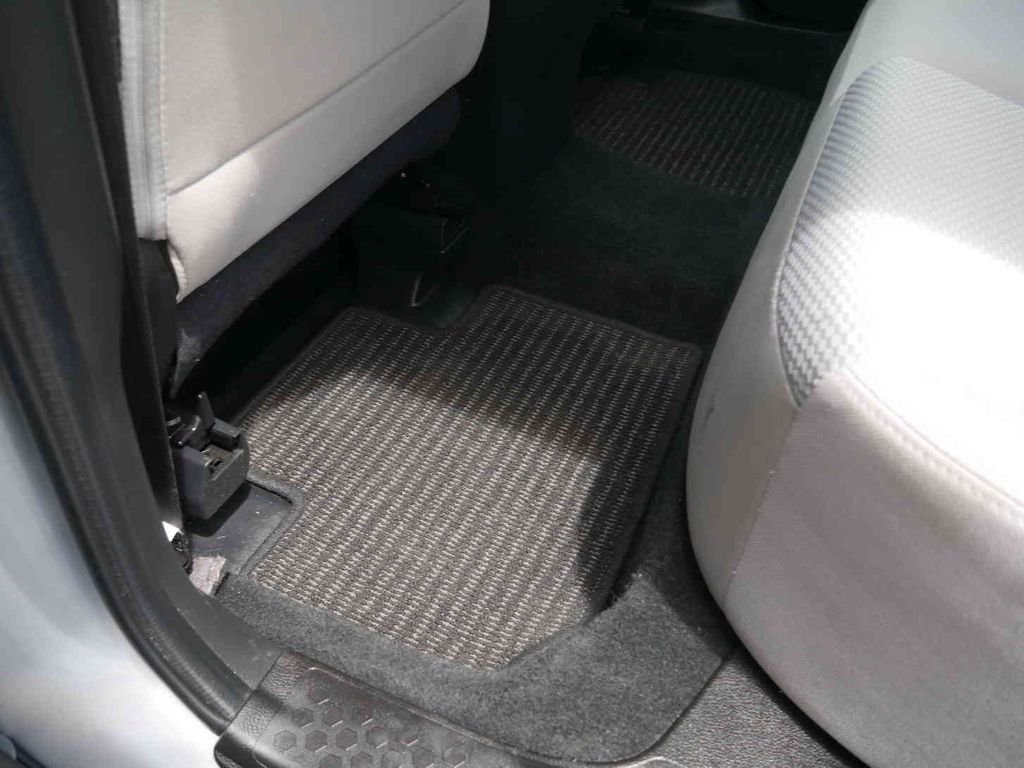 Used 2018 Silver Subaru 2.5i Premium image 13