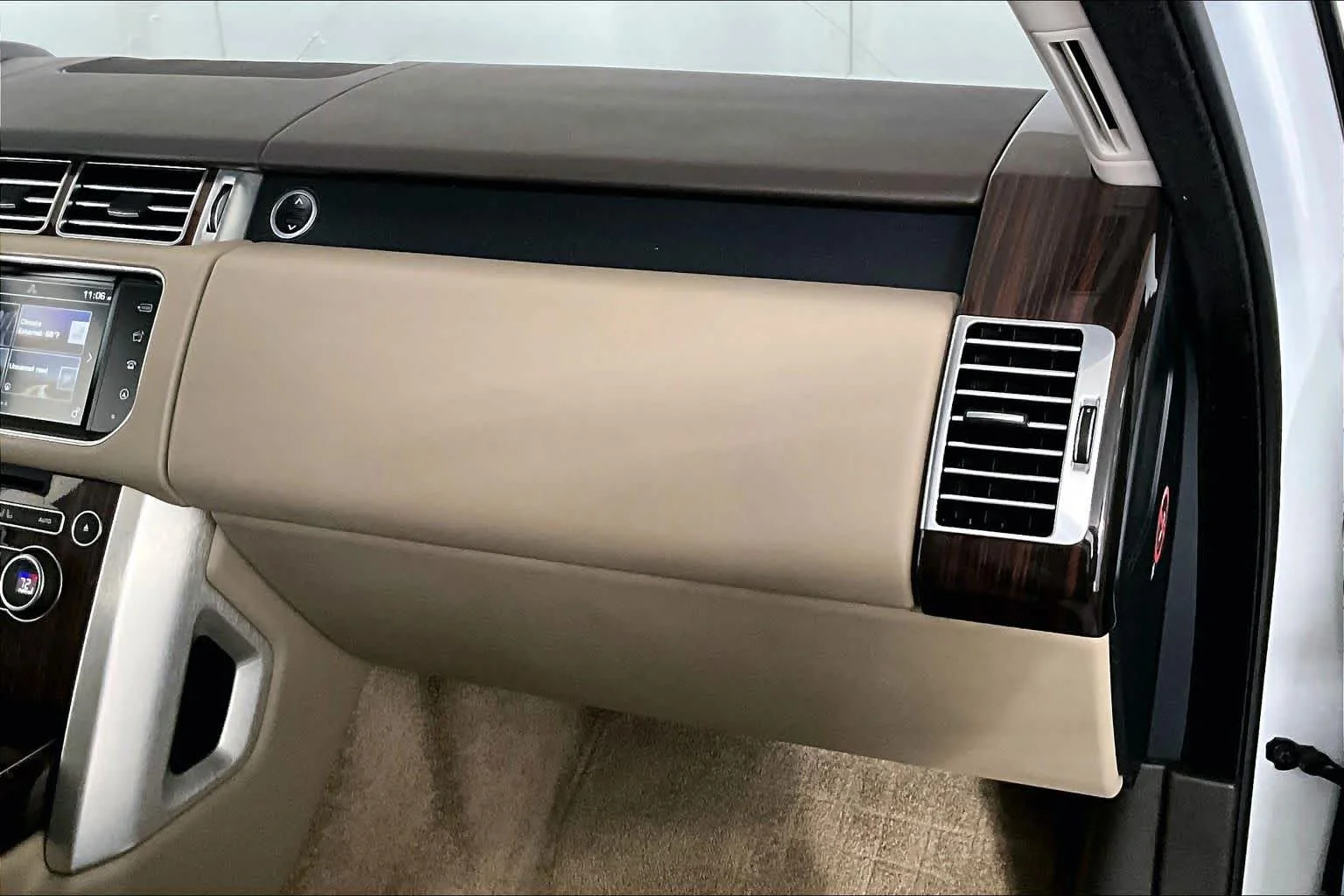 Used 2016 Fuji White Land Rover Supercharged image 19