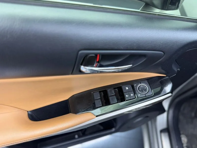 2016 Lexus IS 200t - Photo 9