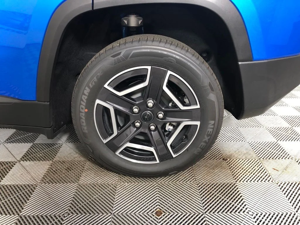 New 2026 Hydro Blue Pearl-Coat Exterior Paint Jeep Laredo image 20