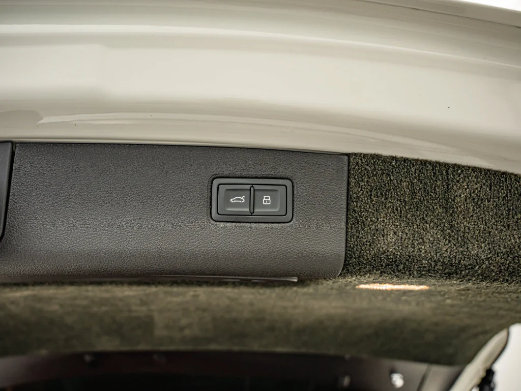 Used 2022 White Bentley V8 image 74