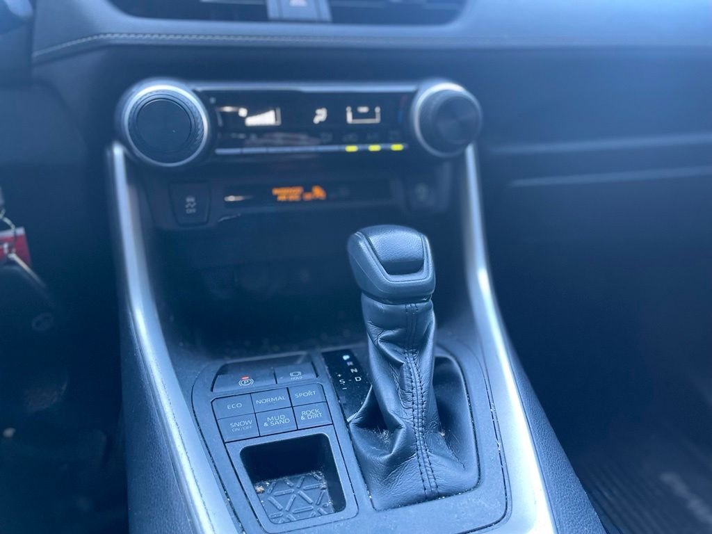 Used 2020 Magnetic Gray Metallic Toyota LE image 15