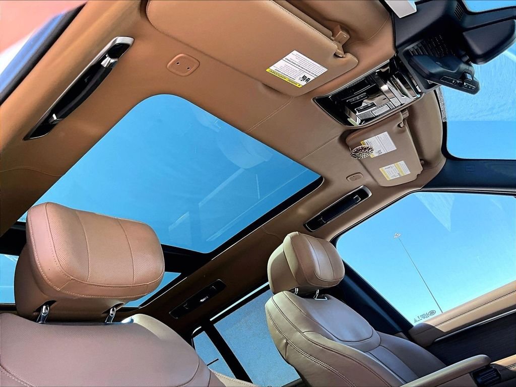 Used 2025 White Land Rover Autobiography image 18