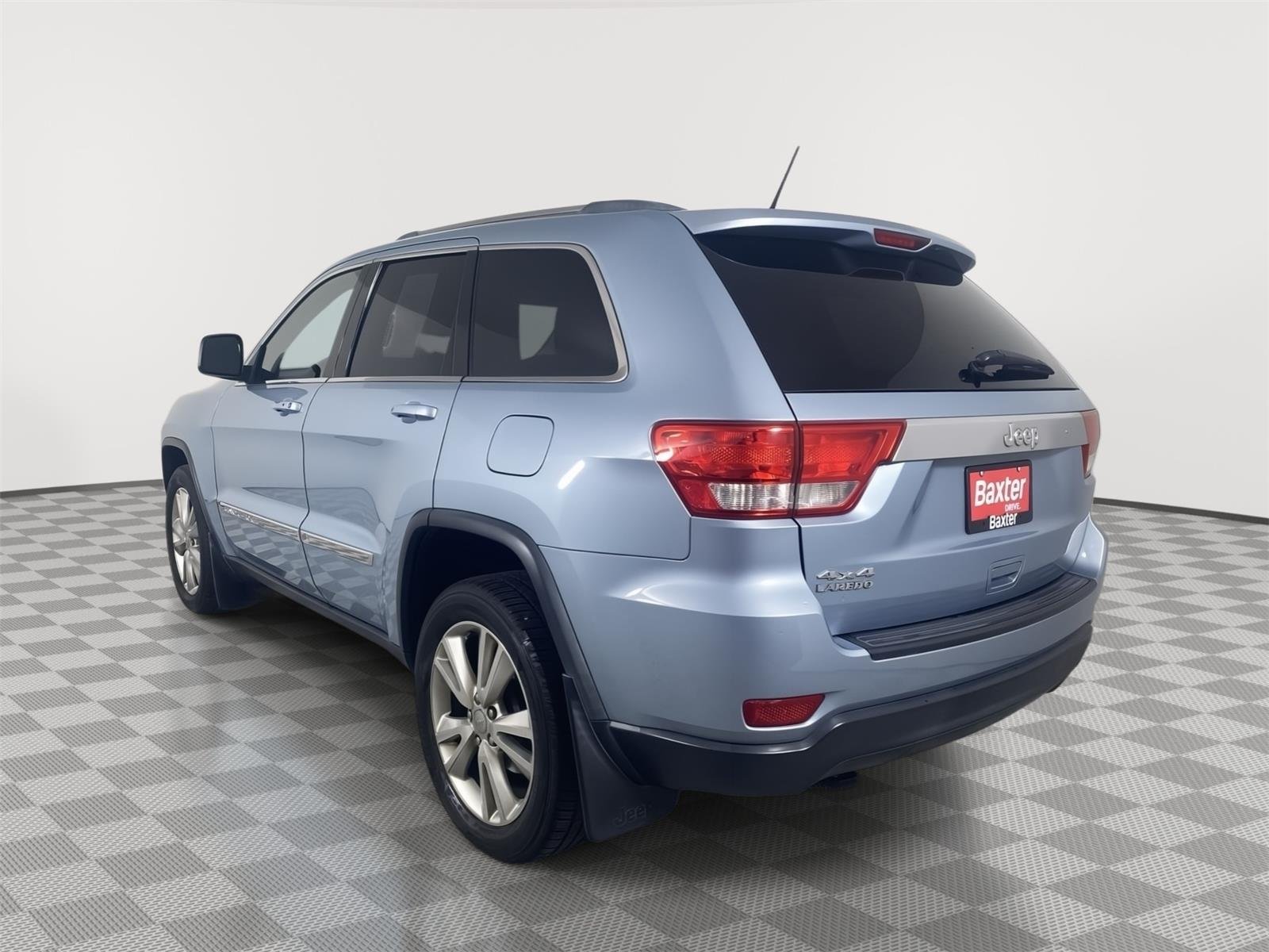 Used 2012 Winter Chill Pearl Jeep Laredo image 9