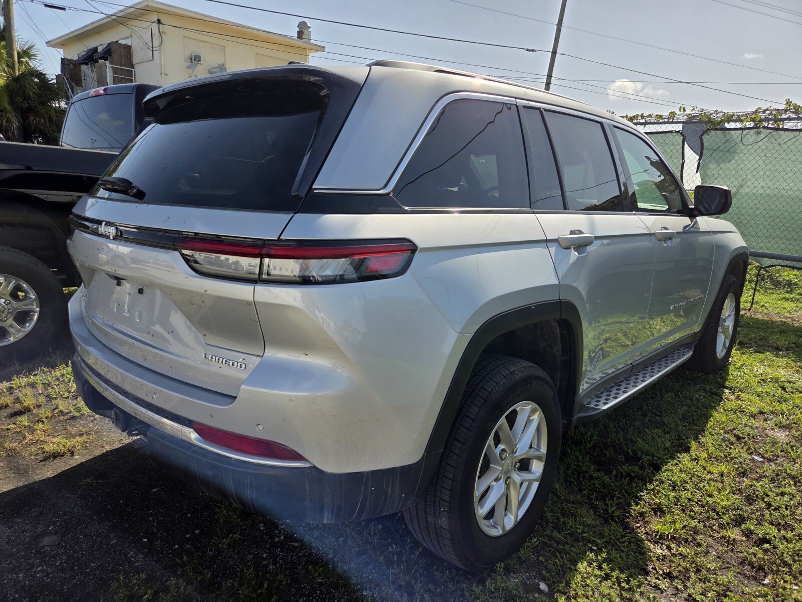 Used 2025 Silver Zynith Jeep Laredo X image 3