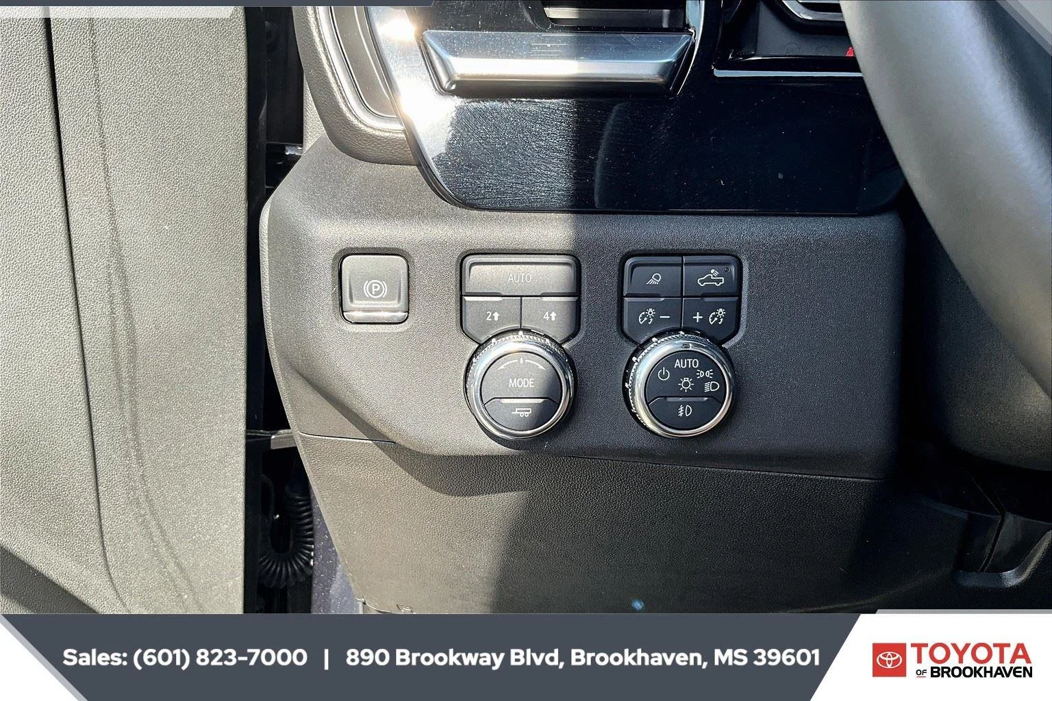 Used 2024 Titanium Rush Metallic GMC SLT image 23