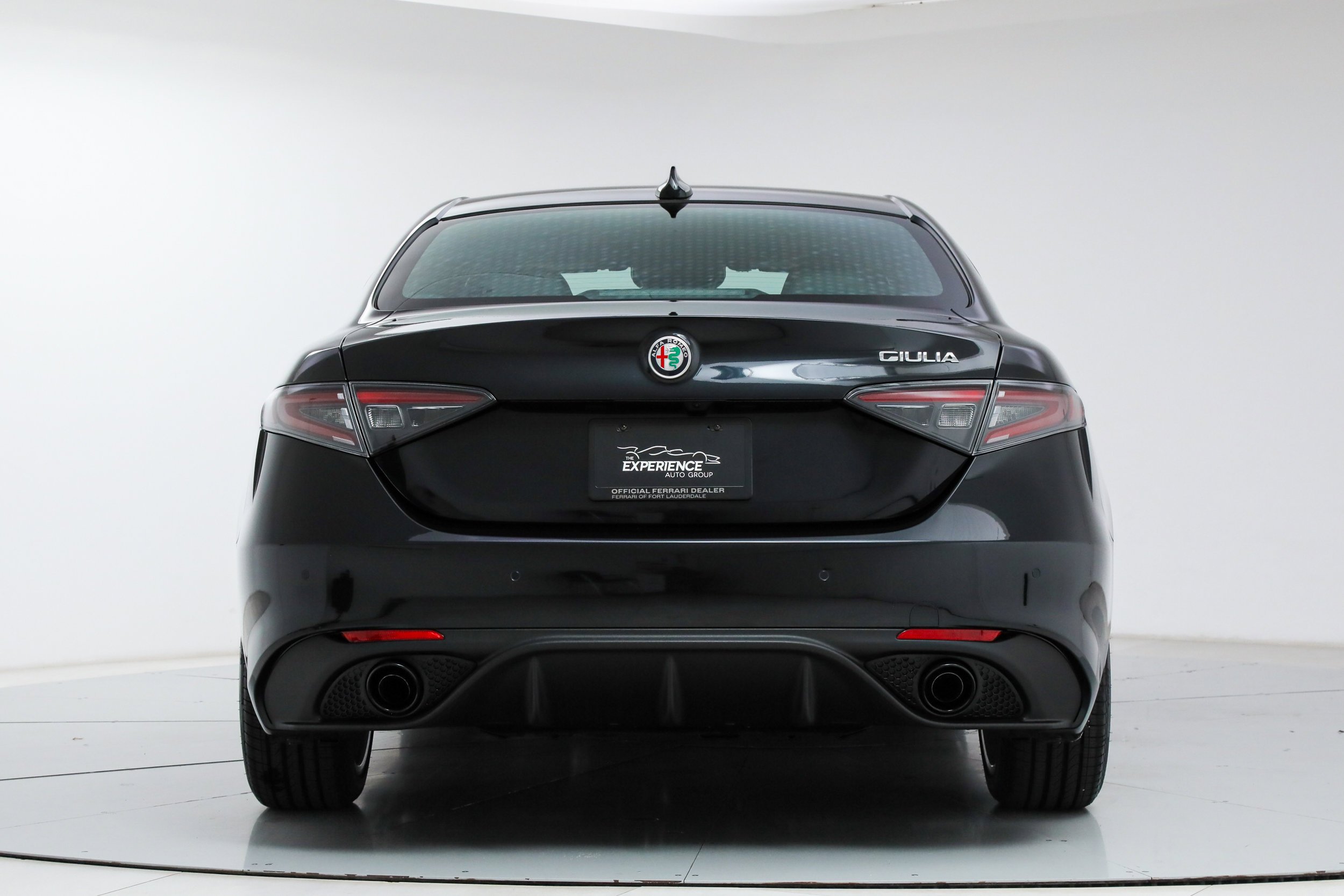 New 2026 Vulcano Black Metallic Exterior Paint Alfa Romeo  image 4