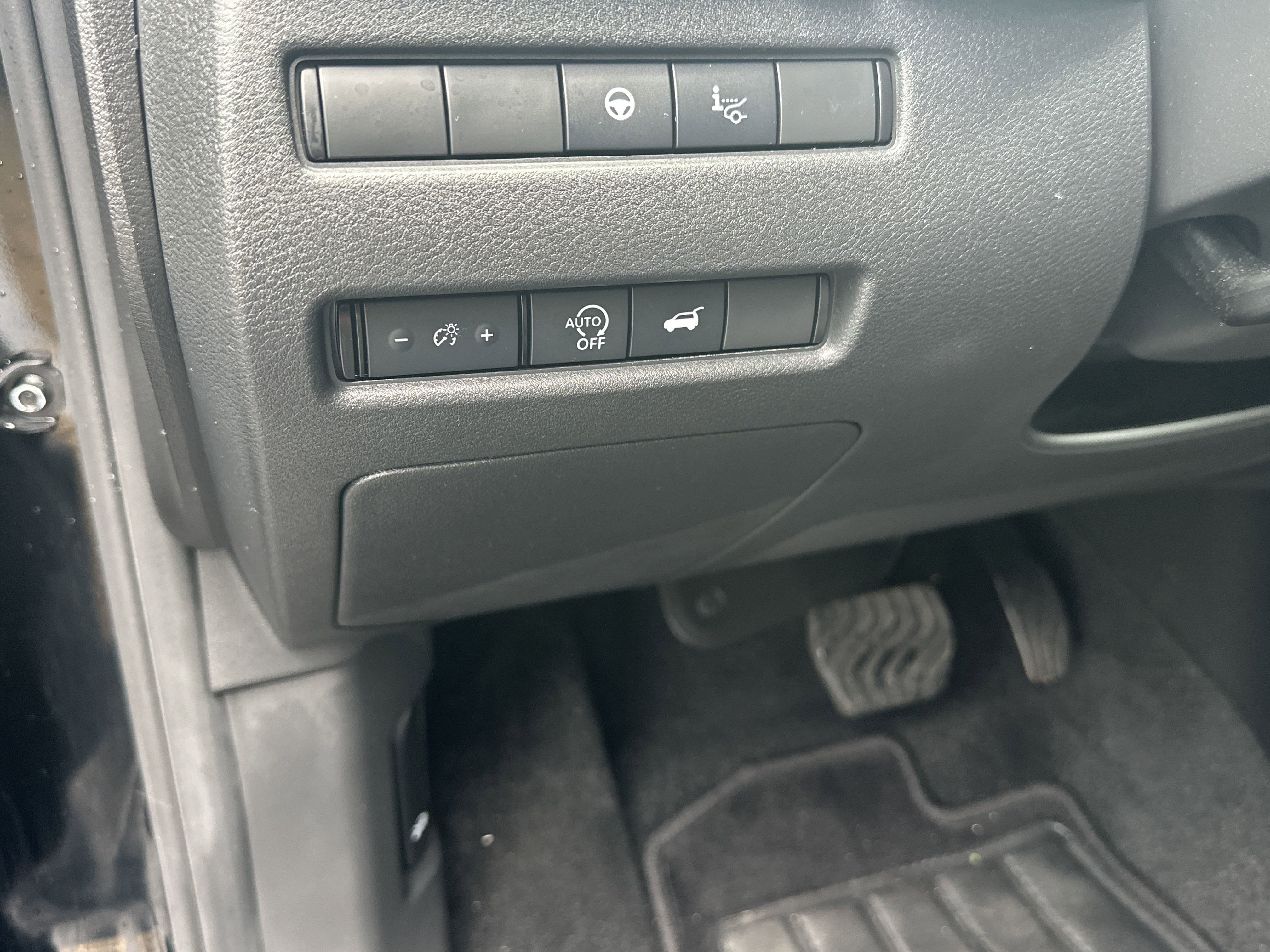 Used 2024 Super Black Nissan Platinum image 35