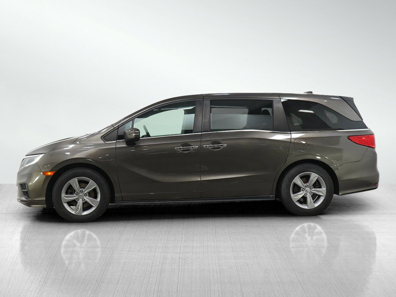 Used 2018 Honda Odyssey EX-L with VIN 5FNRL6H77JB054126 for sale in Burnsville, Minnesota