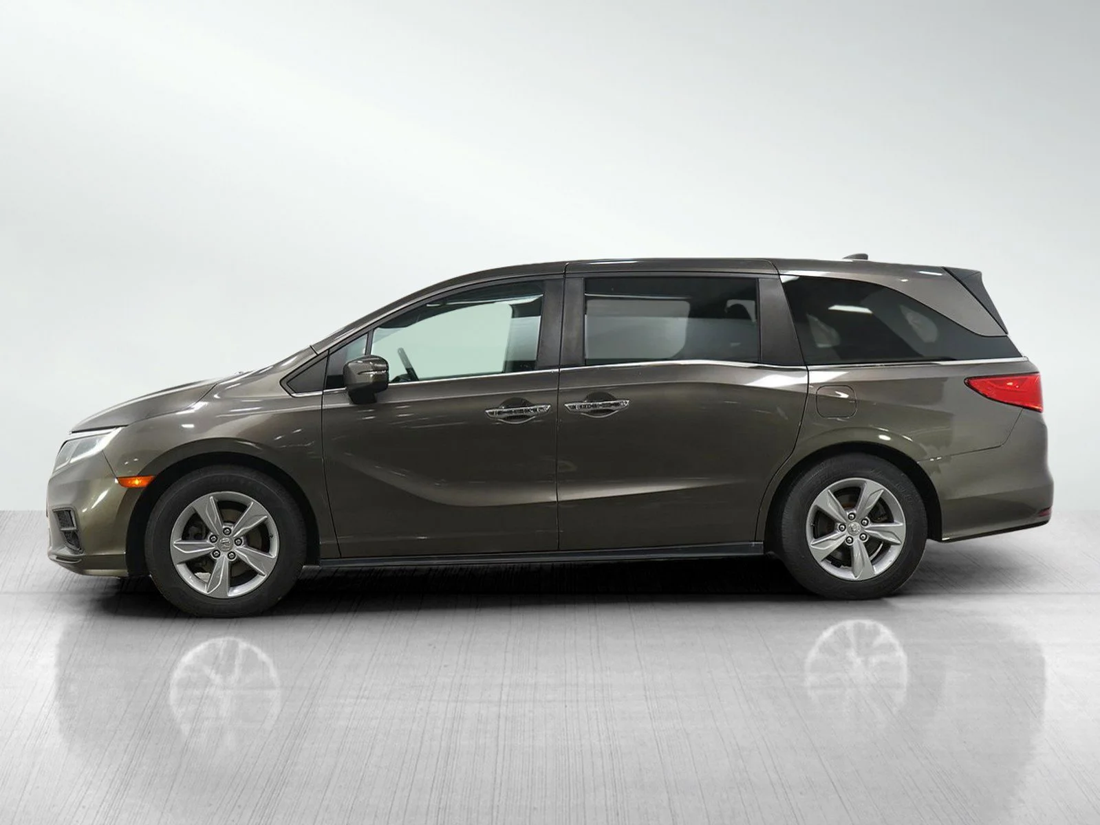 Used 2018 Honda Odyssey EX-L with VIN 5FNRL6H77JB054126 for sale in Burnsville, Minnesota