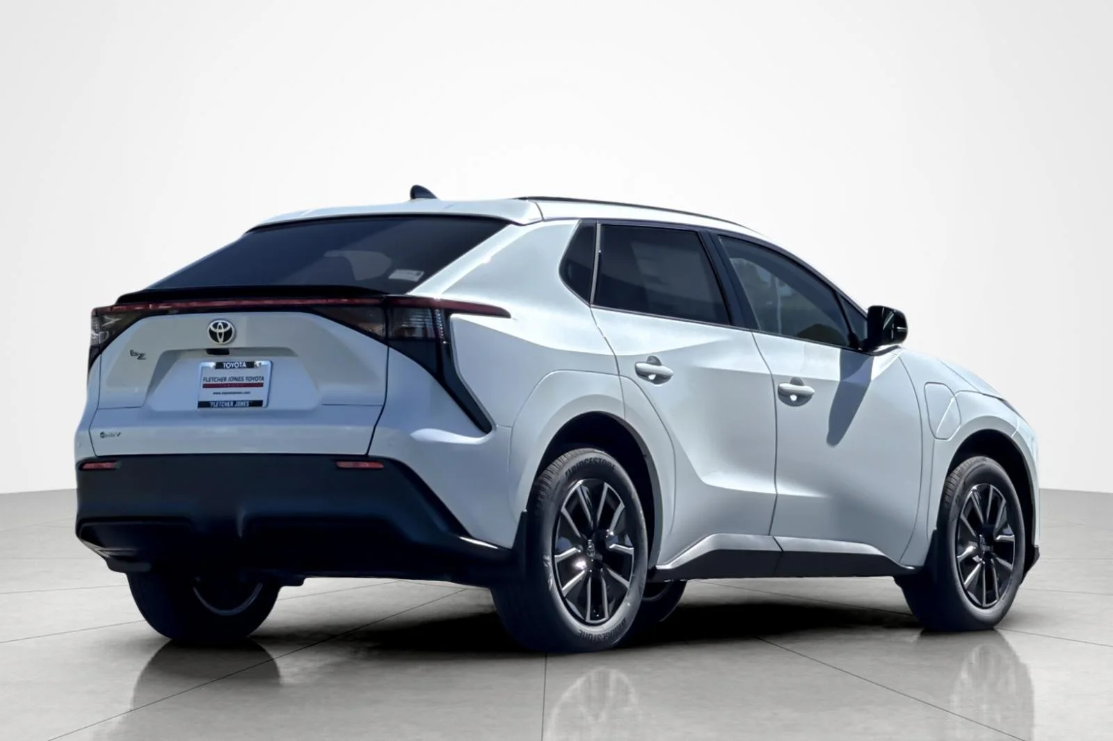 New 2027 Wind Chill Pearl <sup>1</sup> Toyota  XLE image 5