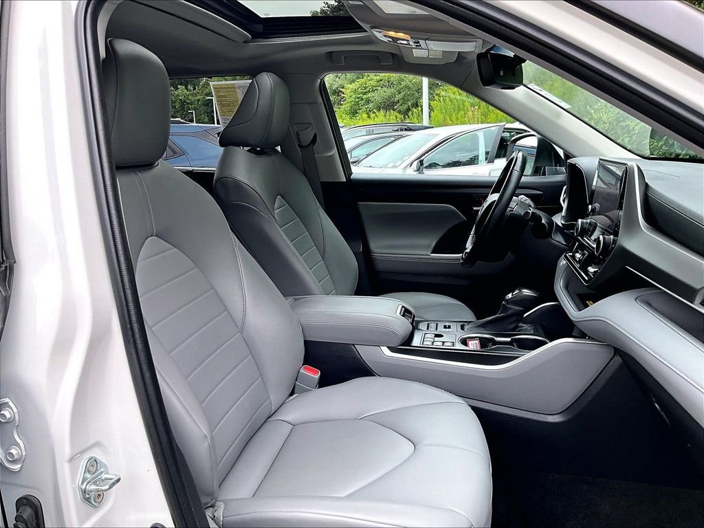 Used 2023 Beige Toyota XLE image 11