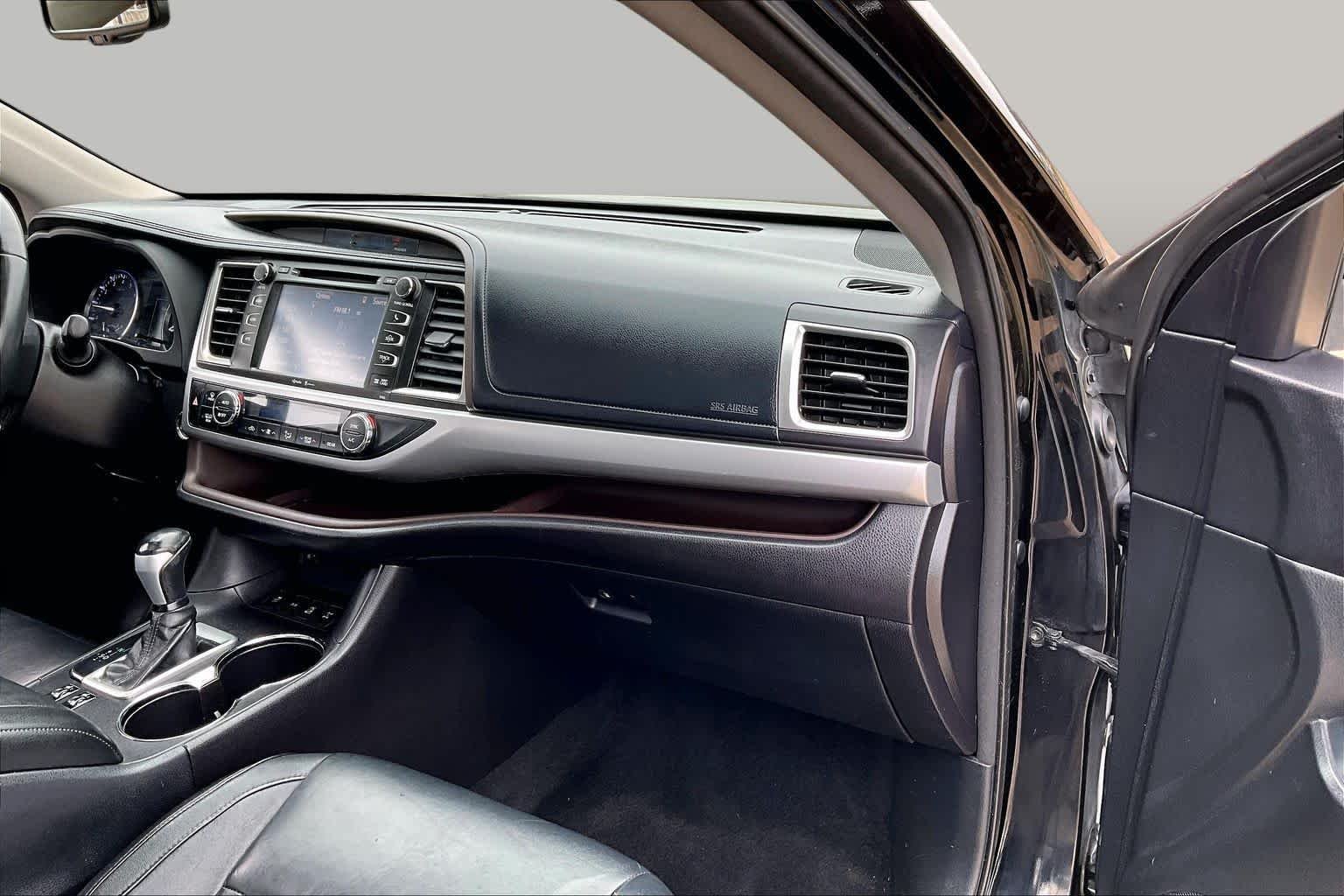 Used 2015 Attitude Black Metallic Toyota XLE image 18