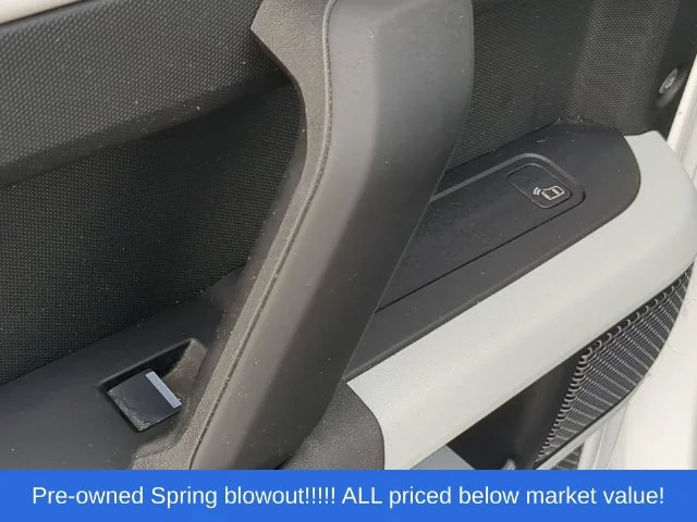 Used 2020  Land Rover SE image 38